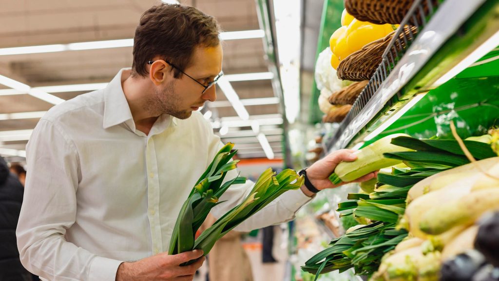 1920x1800 man buy leek in grocer